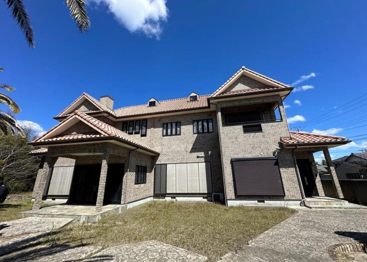 Exterior of the Shirako coastal estate in Chiba